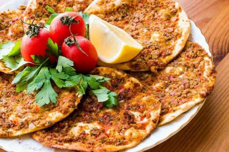 <p>İçindeki kırmızı et nedeniyle güçlü bir protein, B12 ve demir kaynağıdır. Harcında kullanılan yeşillik, domates, soğan, sarımsak gibi sebzeler etin protein kalitesini güçlendirir, besleyici değerini arttırır. Yanında bir de ayran içiyorsanız, bu onu dünyanın en sağlıklı fast foodu yapar.</p>