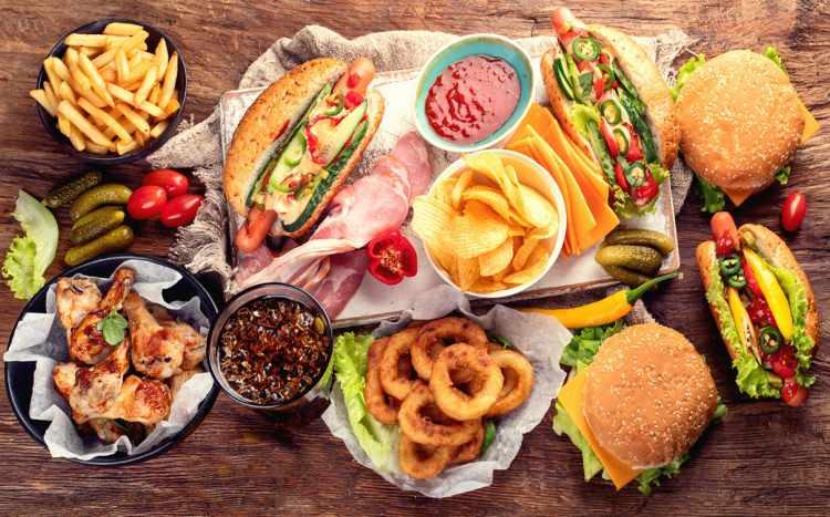<p>Özellikle hamburger, pizza gibi içinde ne olduğu belli olmayan, besin değeri düşük fast foodların hızla yaygınlaştığı bir dünyada milli değerimiz olan lahmacuna yönelelim.</p>
<p> </p>