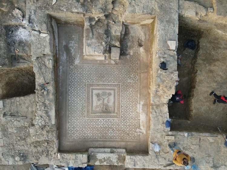 <p>Konuralp kazılarına verdikleri öneme işaret eden Özlü, şunları kaydetti:</p>
<p>"Konuralp Antik Kenti'ndeki kazılarda her gün yeni bir eserle karşılaşıyoruz. En son bulduğumuz eser bir aslanlı mozaiktir. Türkiye'de eşi benzeri bulunmayan bir mozaik keşfettik, ortaya çıkardık. Bu mozaik buradaki antik tiyatronun gün ışığına çıkmamış önemli bir unsuru. Daha önce de burada bir Medusa heykeli, Apollon heykeli ve yine Büyük İskender'in heykelini bulmuştuk. Bu bulduğumuz dördüncü önemli eser, aslanlı mozaik adı verilen bir eser. Arkeologlarımız Türkiye'de eşi benzeri bulunmayan bir eser olduğunu ifade ediyorlar. Bu eserleri gördükçe ne kadar önemli bir iş yaptığımızı, ne kadar doğru bir yol tuttuğumuzu daha iyi anlıyoruz. Burası Düzce'nin kalbi, inşallah Türkiye'de de önemli bir destinasyon merkezi olacak."</p>