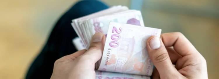 <p><strong>5000 TL EMEKLİ İKRAMİYESİ GÜN GÜN HESAPLARA YATIYOR</strong></p>
<p> </p>
<p>12,2 milyon çalışmayan SSK, Bağ-Kur ve emekli sandığı emeklisine 5000 TL ikramiyeleri gün gün hesaplara yatıyor. Tahsis numarasına göre 11-12 ve 13 Kasım'da SSK'ların Cumhuriyet ikramiyeleri hesaplara yattı.</p>
<p>Yarın Bağ-Kur ve emekli sandığı Cumhuriyet ikramiyesi ödemeleri yatacak.</p>
