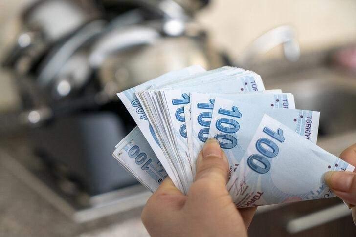<p><strong>7-Mevcut uygulamada zam taban maaşa mı yapılıyor?</strong></p>
<p>Emeklilerin çalışma hayatlarındaki prime esas kazançlarına göre hesaplanan kök aylık zam içinde referans oluşturuyor. Taban aylığa tamamlanmak için Hazine tarafından verilen destek sosyal ödeme olduğu için zamlar kök maaş üzerinden yapılıyor.</p>
<p>Kazancına göre 5 bin lira aylığı olan emekliye 2500 lira sosyal destek verilerek 7500 lira taban aylık ödeniyor. Ancak yapılırken asıl aylığa yapılıyor. Örneğin yüzde 50 artış olursa bu emeklinin aylığı 5 bin liradan 7500 liraya çıkarıyor.</p>