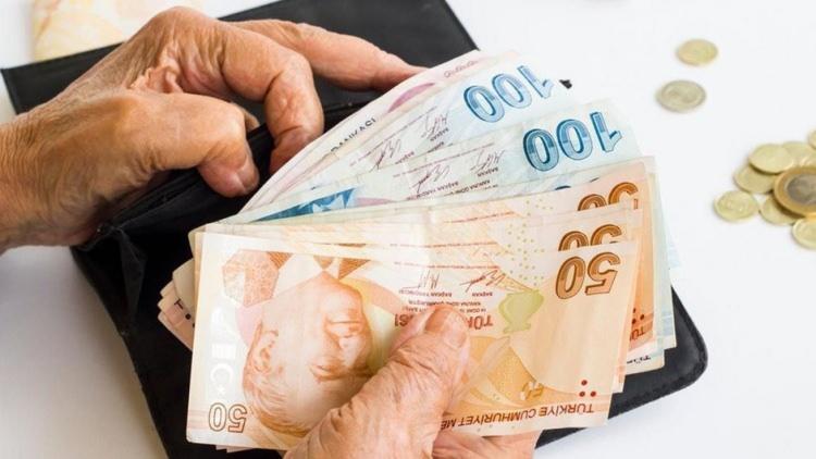 <p><strong>BÜYÜK KAZANIMLAR ELDE ETTİLER</strong></p>
<p><br />
Memur ve emeklileri 7. Dönem Kamu Toplu Sözleşme görüşmelerinde şu kazanımları elde etti:</p>
<p>Memurun mali ve sosyal hakları iyileştirildi.<br />
Şube müdürü ve müdürlerin mali hakları artırıldı.<br />
Memura ücretsiz toplu taşıma hakkı verildi.<br />
TOKİ konutlarında memurlara öncelik verilecek.</p>