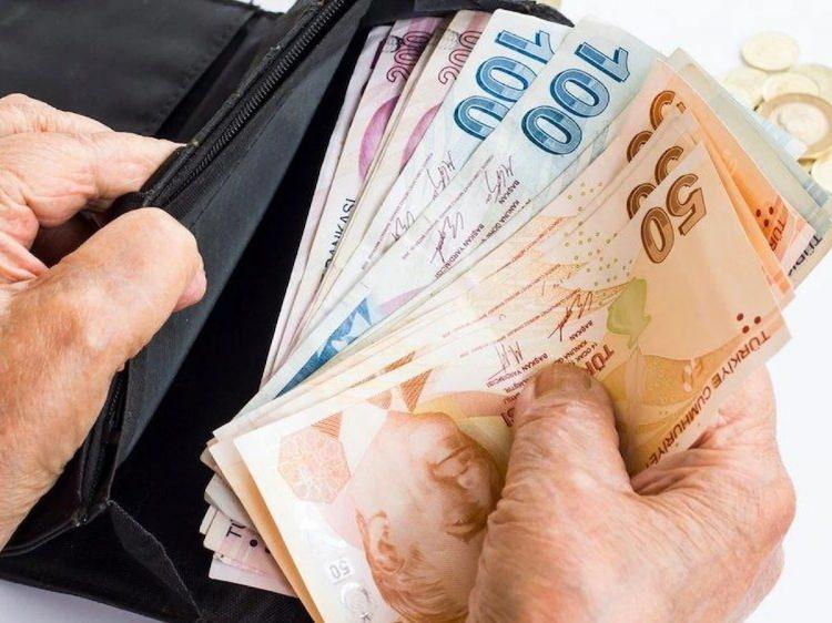<p>Merkez Bankası’nın ikinci 6 aylık dönem için öngördüğü yüzde 37,76’lık enflasyonun gerçekleştiği zaman, en düşük kök ücret olan 5 bin 500’lük rakamın 7 bin 500’ü geçecek. Öte yandan, Cumhurbaşkanı Recep Tayyip Erdoğan’ın "Emeklilerimizi daha da rahatlatacak çözümleri geliştirdik, çok yakında uygulayacağız" ifadelerini kaydetmişti.</p>

<p>Bu çalışma çerçevesinde emekli aylıklarında yeni bir düzenleme yapılarak 6 aylık enflasyon oranının üzerinde bir artış yapılması ön görülüyor. En düşük emekli aylıklarının bu doğrultuda 10 bin lirayı geçmesi bekleniyor.</p>

<p> </p>
