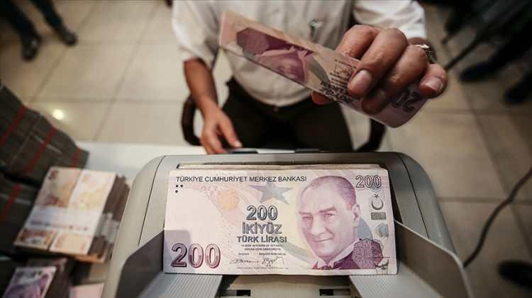 <p>Satacak kişinin tapu devri işleminden önce vergi borcunu yatırması gerekiyor. Emlak vergisi dahil tüm borçlar satıcıya ait olup satış sırasında ödeme yapılabiliyor. Yeni ev alan tapuyu aldıktan sonra en geç içinde bulunulan yılın sonuna kadar beyanname vermeli. Örneğin bu yıl nisanda alındıysa 31 Aralık 2023'e kadar bildirim yapılmalı.</p>
<p> </p>