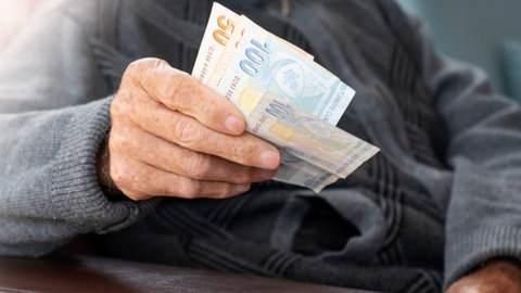 <p>Faiz, temettü gibi sermaye iradı gelirlerinin gelir vergisi tarifesinin ikinci gelir diliminde yer alan tutarı aşmaması gerekiyor. Gelir getirmeyen arsa, işyerine sahip olanlar emlak vergisinden yararlanabilir.</p>
<p> </p>