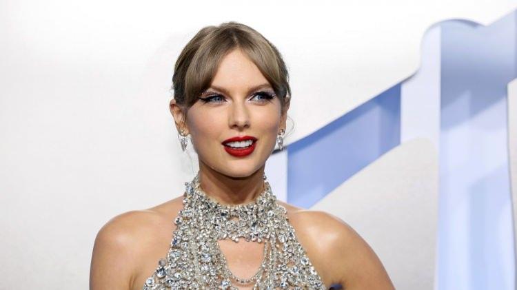 <p>Dünyaca ünlü şarkıcı, söz yazarı, oyuncu, yapımcı ve klip yönetmeni olan Taylor Swift, 14 yaşından beri aktif olarak müzikle ilgileniyor.</p>
