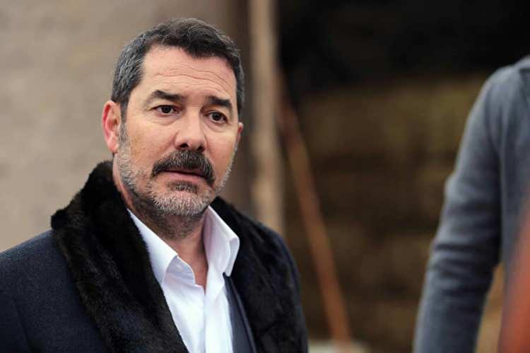 <p>Mesleğe henüz yeni adım attığında çok korktuğunu dile getiren Kuşkan,<strong><em> "16 yaşında tiyatro ile karşılaşıncaya kadar genetik, biyoloji okumak istiyordum. Annem bana Siyasal Bilimler de okuyabileceğimi söylüyordu. Tiyatro isteyince maddi sıkıntılar çekebileceğimi düşündüğü için korktu. Oyunculuğu, ilk sinema filminden sonra hiç sevmedim. Ben tiyatro ile devam edeceğim dedim. Daha fazla dikkatli ve seçici olmam gerektiğinin ve çok çalışmam gerektiğinin bilincine vardım. Başarımın üzerine yatmadım. Sonrasında çok doğru insanlarla karşılaştım."</em></strong> dedi.</p>