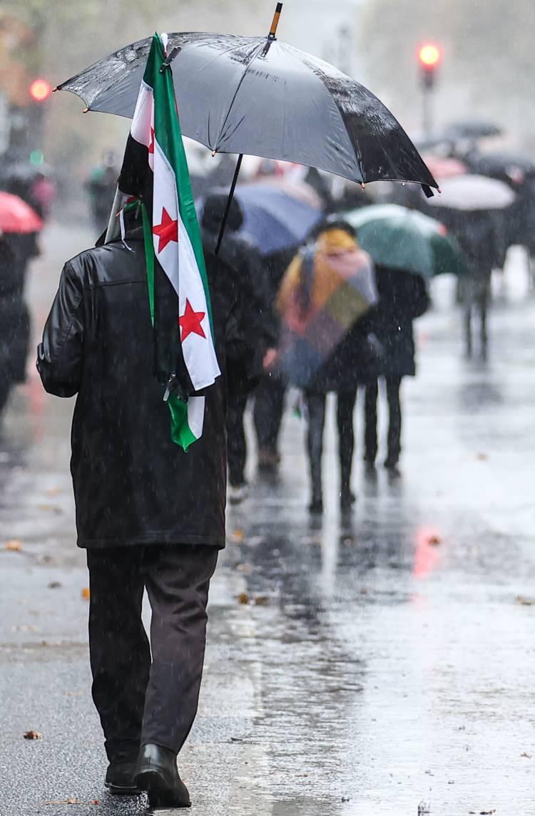 <p>Fransa’nın başkenti Paris’te yaklaşık 60 bin kişi sağanak yağışa rağmen Filistin’e destek için yürüdü.</p>
