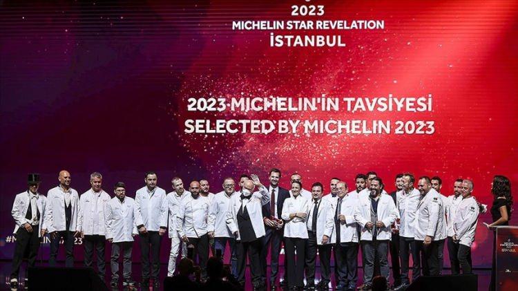 <p><span style="color:#000000"><strong>İstanbul seçkilerini yoğun rağbet gören bir törenle açıklayan Michelin Rehberi'nden toplamda 53 restoran İstanbul'da ödüle layık görülmüştü. </strong></span></p>
