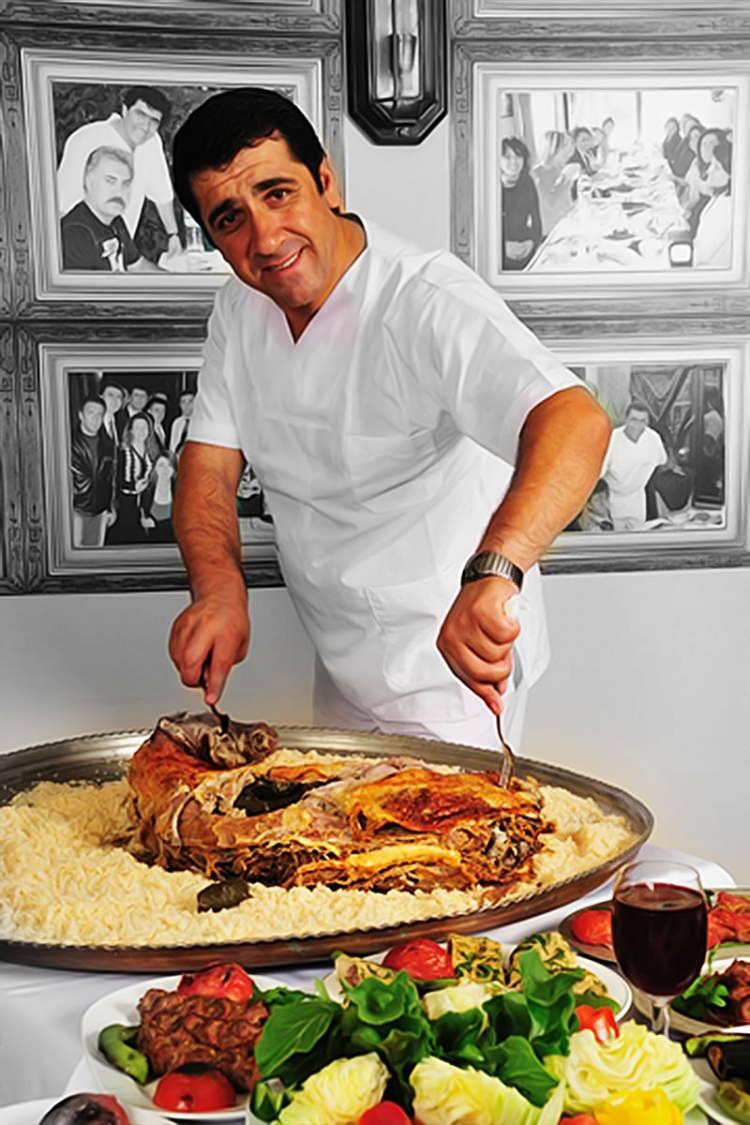 <p><span style="color:#000000"><strong>Şimdi steak ya da kebap her yerde var ama bizim asıl işimiz Anadolu mutfağı. Buraya gelen farklı mönüyle karşılaşıyor. Bu ödülün bize katacağı elbette vardır fakat Recep Usta’yı zaten herkes biliyor. Dünya artık elimizde, girdiğinde herkes herkese ulaşır. Buradan saç tava ya da kaburga dolması yemeden gidemezsiniz. Tüm ürünlerimiz organiktir. Besi et almayız. Bin 500 kilometreden buraya et geliyor." şeklinde konuştu.</strong></span></p>