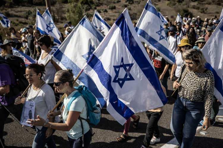 <p><strong>İSRAİLLİLER BAYRAK AÇTI</strong></p>

<p>Abluka altındaki Gazze Şeridi'ndeki esirlerin yakınları ve onlara destek veren çok sayda İsrailli, hükümeti protesto etmek amacıyla Kudüs yakınlarındaki Ein Hemed bölgesinden İsrail Başbakanlığı Ofisine doğru yürüyüş düzenledi.</p>
