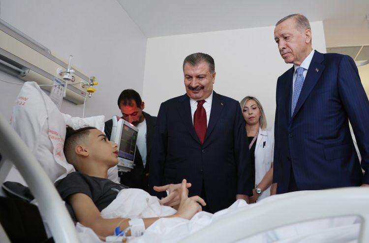 <p>Cumhurbaşkanı Recep Tayyip Erdoğan, Bilkent Şehir Hastanesi'ne getirilen ve tedavilerine burada devam edilen 27 Gazzeli kanser hastasını şehir hastanesinde ziyaret ederek, başhekimden hastalar hakkında bilgi aldı.</p>
