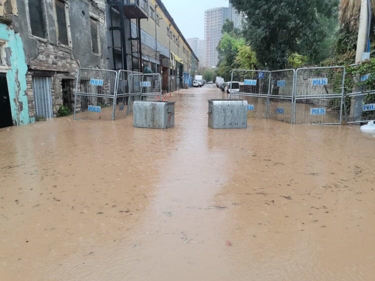 <p>İzmir’de, aniden bastıran sağanak yağış cadde ve sokakları göle çevirdi, hayatı felç etti.</p>
