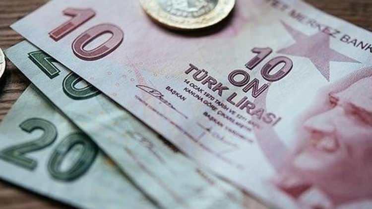 <p>% 52.1 ZAM YAPILACAK</p>
<p>Türkiye Cumhuriyet Merkez Bankası'nın yüzde 68 üst sınır olarak açıkladığı enflasyon tahminine göre memur ve emeklilerine de yüzde 52.19 zam yapılacak.</p>
<p>Temmuz ayında memura yapılan 8 bin 77 liralık seyyanen zamla en düşük memur maaşı 22 bin liraya çıkarıldı.</p>
