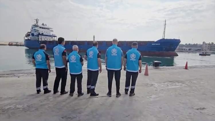 <p>20 adet tam donanımlı ambulans ve UMKE araçları ile sağlık tesislerine enerji desteği için jeneratörler bulunan gemi Türkiye Cumhuriyeti Sağlık Bakanlığı ve Mısır Sağlık Bakanlığı doktorları tarafından karşılandı.</p>
