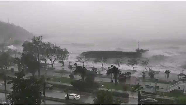 <p><strong>GEMİ KARAYA OTURDU</strong></p>
<p>Zonguldak'ın Ereğli ilçesinde fırtına nedeniyle sürüklenen yük gemisi, karaya oturdu.</p>