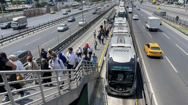 <p>Kentin ulaşım ağında çok önemli yere sahip metrobüslerde çalışmayan ya da yetersiz soğutma yapan klimalar vatandaşların tepkisini çekiyor.</p>