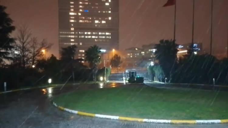 <p>İstanbul’un bazı bölgelerinde sabah saatlerinde kar başladı. Çatalca'da saat 06.00 sıralarında etkili olan kar nedeniyle TEM otoyolunun bir kısmı ve yol kenarındaki yeşil alan beyaz örtüyle kaplandı.</p>
