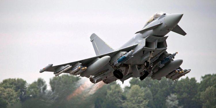 <p>Avrupalı bir savaş uçağı alımının F-16 tedarikini engellemeyeceği görüşünde bulunan uzmanlar muhtemel bir Eurofighter anlaşmasının F-16 üreticisi Lockheed Martin'in <strong>"dünya üzerindeki hakimiyetini"</strong> zayıflatacağını vurguladı.</p>