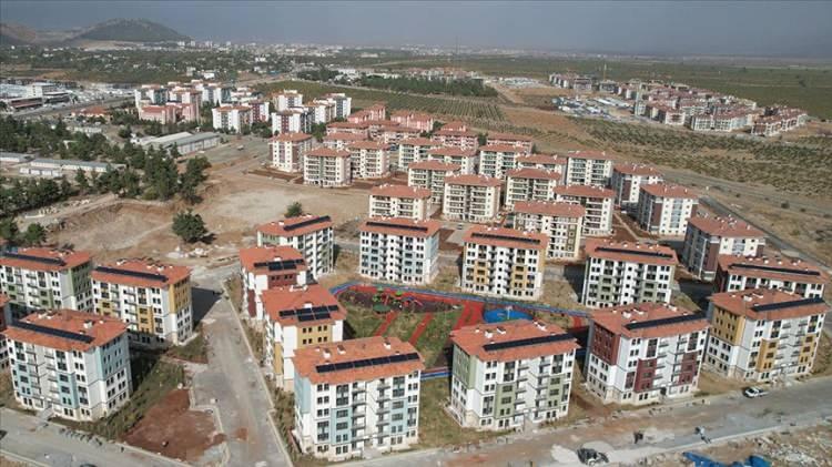 <p>Adı kefalet, borcun ödenmemesi durumuna kefile başvurulan bir kefalet türüdür. Mülk sahibi önce kiracıya yasal takip yapar, alacağını tahsil edemediğini belgeler. Ancak kiracı aleyhine aciz vesikası alındıysa ya da iflas ettiyse doğrudan kefile gidebilir. Kefilin sorumluluğu asıl alacaklıya başvurulması ve sonrasında ödeme yapılmaması durumuna bağlanıyor. Müteselsil kefalette ise asıl borçlu olan kiracının kirayı yatırmaması halinde mülk sahibi kefile başvurabiliyor. Kiracı ve kefile aynı anda yasal takip başlatılabilir.</p>