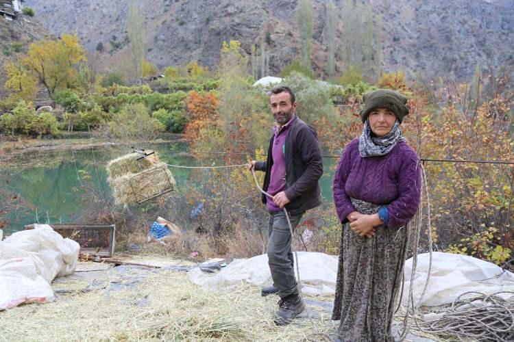 <p>Mahalle için yol yapımına başlanırken, bu kışı teleferikle geçirmek istemeyen bölge halkı yetkililerden çözüm bulunmasını istiyor.</p>