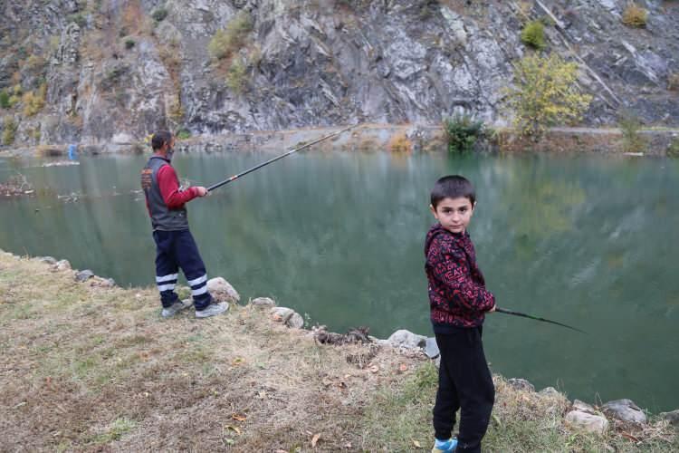 <p>Bölge halkı, eskiden ekip biçtikleri tarlalarında şimdi olta ile balık tutuyor.</p>