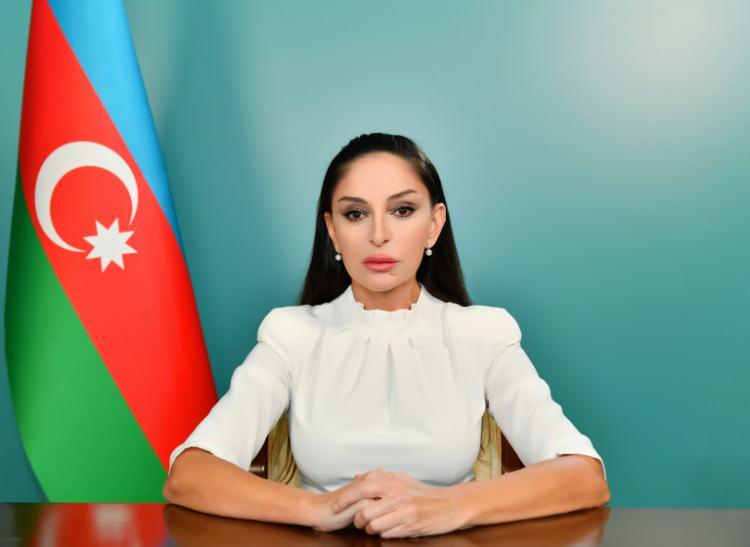 <p><strong>MİHRİBAN ALİYEVA</strong></p>

<p>Azerbaycan Cumhurbaşkanı İlham Aliyev'in eşi Mihriban Aliyeva, toplantıya gönderdiği video mesajda, bu etkinliğe davetinden dolayı Emine Erdoğan'a teşekkür ederek, kendisini mağdur olan sivillere yardım sağlanmasındaki katkıları nedeniyle takdir ettiğini belirtti.</p>

<p> </p>

