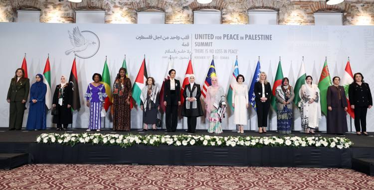 <p><strong>TÜRKMENİSTANLI DIPLOMAT CHINAR RUSTAMOVA</strong></p>

<p>Türkmenistanlı Diplomat Chinar Rustamova da bugün Filistin halkına, masum çocuklara ve annelerine desteklerini ifade etmek ve Filistin için tek yürek olarak seslerini dünyaya duyurmak için toplandıklarını belirtti.</p>

<p>Rustamova, Filistin topraklarında barışın yeniden tesis edilmesinin ancak bugün olduğu gibi bir araya gelerek ve dayanışma içinde el ele tutuşarak başarabileceğini vurgulayarak, Türkmenistan heyeti ve şahsı adına bu etkinliği düzenlediği ve büyük misafirperverliği için Emine Erdoğan'a teşekkür etti.</p>

<p>Türkmenistan Halk Maslahatı Başkanı Gurbanguli Berdimuhamedov'un eşi Ogulgerek Berdimuhamedova'nın, Emine Erdoğan'a gönderdiği mektubu okuyan Rustamova, bu mektubun forum katılımcılarına bir çağrı olduğunu ifade etti.</p>
