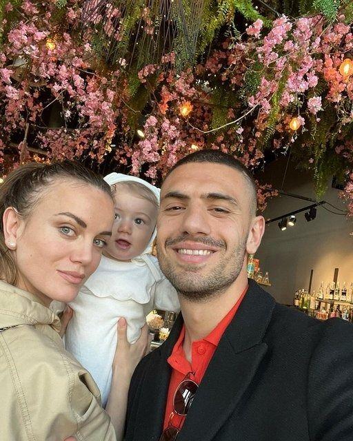 <p><span style="color:#000000"><strong>İsviçreli model eşi Heidi Lushtaku ve çocuğuyla birlikte Mekke kentine ayak basan ünlü yıldız Umre ibadetini gerçekleştirdi.</strong></span></p>