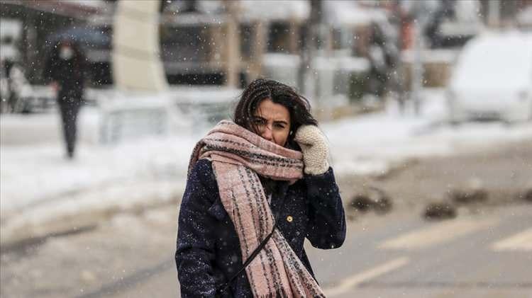 <p>Pazartesi günü yağışların etkisini kaybetmesiyle hava sıcaklıkları yeniden birkaç derece yükselecek.</p>