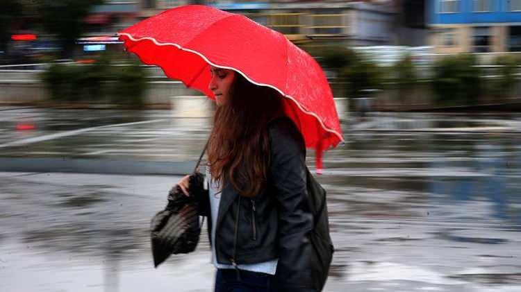 <p>Genellikle sağanak ve yer yer gök gürültülü sağanak, Doğu Karadeniz'in iç ve yüksek kesimleri ile Doğu Anadolu'nun kuzey çevrelerinde karla karışık yağmur ve kar şeklinde görülmesi beklenen yağışların, Batı ve Doğu Karadeniz kıyıları, Bursa, Osmaniye, Ordu, Tunceli, Bingöl, Muş, Bitlis, Şırnak, Siirt ve Batman çevreleri ile Hatay kıyılarında yerel kuvvetli olması bekleniyor.</p>