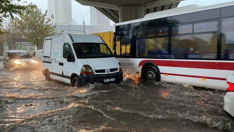 <p>Bu uyarının ardından şiddetli sağanak, İzmir’de etkili oldu. Biranda bastıran yağmur, cadde ve sokakları göle çevirdi. Sürücü ve vatandaşlara zor anlar yaşatan yağmur, bazı noktalarda ise trafiğin kilitlenmesine neden oldu. </p>
