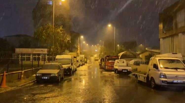 <p>İstanbul saat 06.00 sıralarında etkili olan kar nedeniyle TEM otoyolunun bir kısmı ve yol kenarındaki yeşil alan beyaz örtüyle kaplandı.</p>