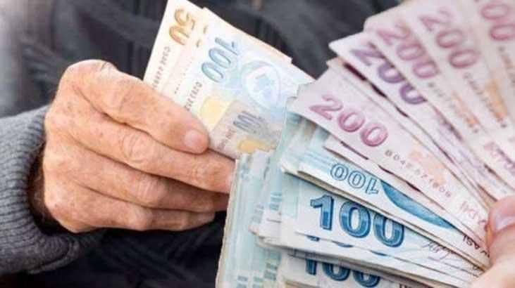 <p>Emekliye zam çalışmasında "prim-aylık dengesizliğinin giderilmesi, 7500 lira olan en düşük emekli aylığın artırılması, seyyanen zam yapılması" gibi formüller konuşuluyor. Emekli aylıklarının artırılmasına yönelik düzenlemede kök ücretlerde kademeli bir artış yapılması bekleniyor.</p>
