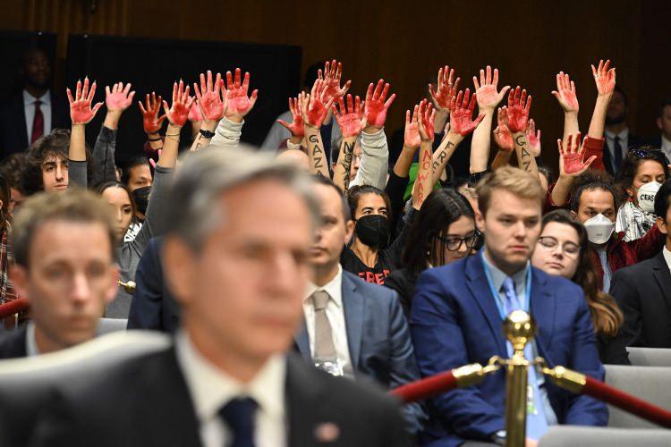 <p class="MsoNormal">ABD Dışişleri Bakanı Antony Blinken, Kongre'de protesto edildi. Slogan atan göstericiler dışarı çıkarıldı. Bazıları ise ''kana bulanmış elleri" sembolize eden kırmızıya boyadıkları ellerini havaya kaldırarak sessiz bir şekilde protestolarına devam etti.<o:p></o:p></p>