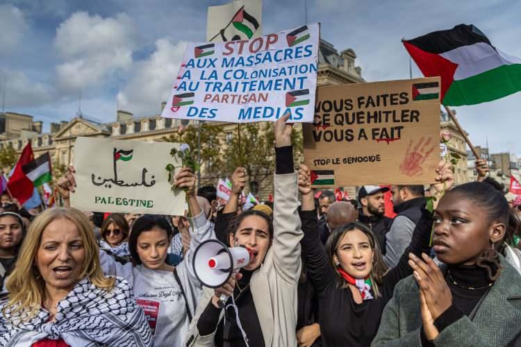 <p> Finlandiya Başbakanı Petteri Orpo'ya katıldığı bir etkinlikte göstericiler "Gazzelilerin toplu katliamından sonra nasıl hissediyorsunuz?" diye sordu. Fransa'nın başkenti Paris'te Filistin'e destek için bir araya gelen Fransızlar, Cumhuraşkanı Emanuel Macron'u İsrail'e koşulsuz desteği nedeniyle eleştirdi.</p>