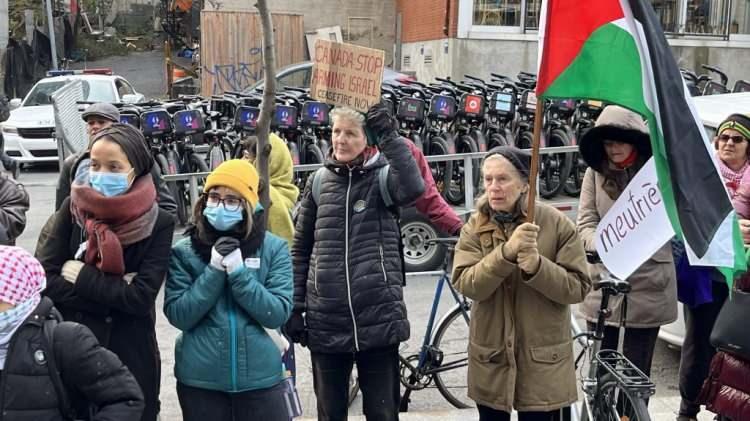 <p>Katil İsrail destekçisi, Kanada Dışişleri Bakanı Melanie Joly, protesto edilince sergiden kaçtı. Bakan Joly farklı bir protestoyla ise katıldığı etkinlikte karşılaştı. Göstericiler hep bir ağızdan "Nehirden denize Filistin özgür olacak" ezgisini söyleyerek rahat vermedi.</p>