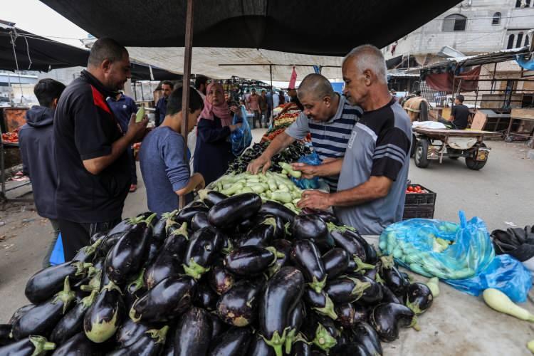 <p>Pazar tezgahları meyve ve sebzelerle renklendi. Hindi satılan pazardan gazze halkı alışveriş yaptı.</p>