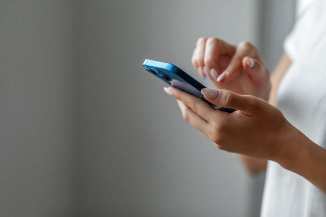 <p>Başvurunun kabulü halinde ise mobil telefon cihazının nihai satış bedelinin yüzde 44,44’ü, bilgisayar cihazının nihai satış bedelinin yüzde 16,66’sı oranında hesaplanan teknolojik cihaz desteği tutarı Gençlik ve Spor Bakanlığı tarafından öğrencinin bildirmiş olduğu IBAN numarasıyla hesabına aktarılacak ve bilgilendirme sistem üzerinden sağlanacak.</p>
<p> </p>