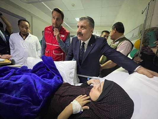 <p>Bakan Koca, Mısır Sağlık Bakanı Halid Abdulgaffar ile El Ariş kentinde, Gazze'den çıkarılan yaralıların tedavi altına alındığı El Ariş Hastanesi'ni ziyaret etti.</p>
<p> </p>