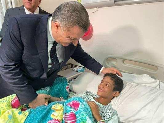 <p>Büyük bölümü çocuk ve kadınlardan oluşan Gazzeli yaralılarla yakından ilgilenip, tedavi süreçleri hakkında bilgi alan Koca, çocuklara da bir istekleri olup olmadığını sordu.</p>
<p> </p>