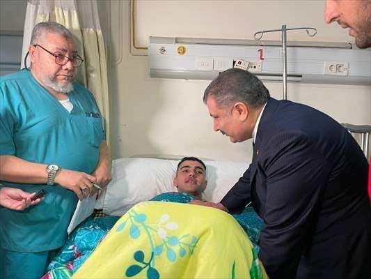 <p>Duygusal anların yaşandığı ziyarette, hastanede görevli doktorlar, tedavi altına alınan Gazzeli çocukların büyük bölümünde fosfor bombası kullanımından kaynaklı ciddi yanıklar ve kırıklar bulunduğunu anlattı.</p>
<p> </p>