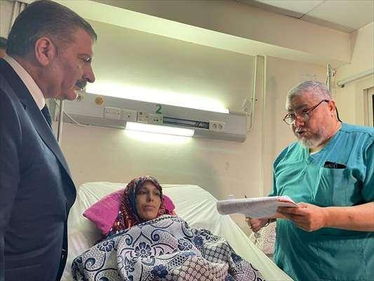<p><strong>Gazzeli 4 yaşındaki Merve, fosfor bombasının izlerini silmeye çalışıyor</strong></p>
<p>Bakan Koca'nın ziyaret ettiği hastalardan Gazzeli 4 yaşındaki Merve, doktorların verdiği bilgilere göre, İsrail'in kullandığı fosfor bombası nedeniyle vücudunda ciddi yanıklar olan hastalar arasında bulunuyor.</p>