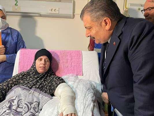 <p>Gazze'de maruz kaldıkları bombardımanda ikiz kardeşini kaybeden, yaşadığı ağır travmanın etkisiyle konuşamayan Merve ve babasıyla yakından ilgilenen, ihtiyaçlarını soran Koca, küçük kızın durumuna ilişkin şu bilgileri paylaştı:</p>
<p> </p>
