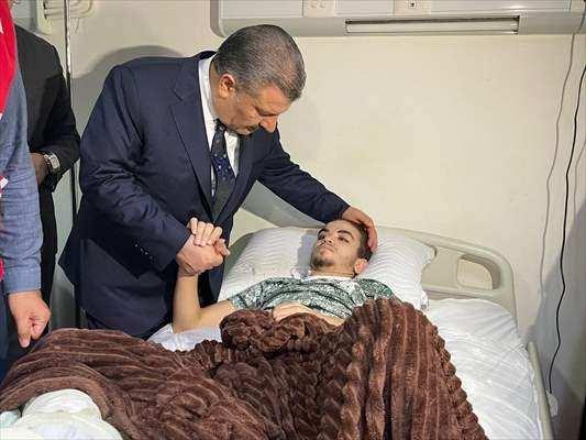 <p>"Fosfor bombası nedeniyle küçük çocuğumuzun bacağında derin yanıkları olduğunu illetti burada görevli hekim arkadaşlarımız. Merve ne yazık ki ikiz kardeşini kaybetmiş. Tedavisi tamamlanmış, genel durumunun iyi olduğu belirtildi."</p>
<p> </p>