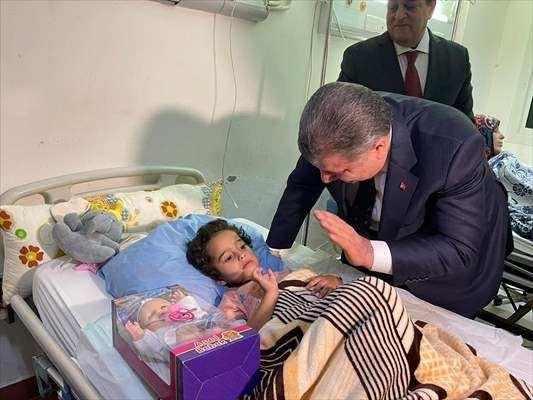 <p>Bakan Koca'nın "Fosfordan etkilenerek getirilen başka hasta oldu mu?" sorusu üzerine doktorlar, "Ne yazık ki bu şekilde fosfordan etkilenerek getirilen çok yaralı var. Tüm hastalarda sadace kırıklar değil yanıklar da var. Bacaklarında, ellerinde, kollarında yanık ve kırıklar mevcut." ifadesini kullandı.</p>
<p> </p>