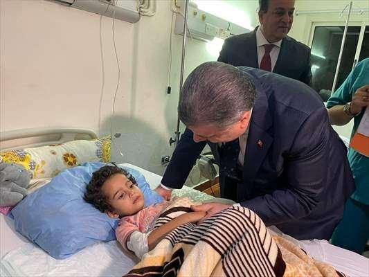 <p>Ziyarette, Gazze'deki bombardımanda karnındaki bebeğini kaybeden ve hastanede tedavi altına alınan İkram Jamil Hassan'da Bakan Koca'ya gözyaşları içinde yaşadığı zor süreci anlattı.</p>
<p> </p>
