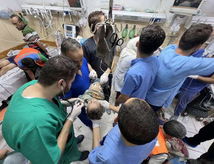 <p>Sınır Tanımayan Doktorlar (MSF), Gazze’deki Şifa hastanesinde görev yapan cerrahla telefon görüşmesi gerçekleştirdi. Cerrah, önce hastaların tahliye edilmesini talep ettiklerini, hastaları terk etmeyeceklerini söyledi.</p>

