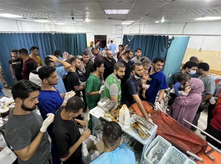<p>Hastanede yaşananlara ilişkin bilgi paylaşan cerrah,<strong> “Sağlık ekibi ancak hastalar önce tahliye edilirse hastaneden ayrılmayı kabul etti. Hastalarımızı terk etmek istemiyoruz. Yatan 600 hasta, 37 bebek, yoğun bakım ünitesine ihtiyacı olan bir hasta var, onları bırakamayız. Güvenli bir koridor olduğuna dair bir garantiye ihtiyacımız var çünkü Şifa’dan ayrılmaya çalışan bazı insanlar gördük, onları öldürdüler, bombaladılar, keskin nişancı onları öldürdü”</strong> dedi.</p>