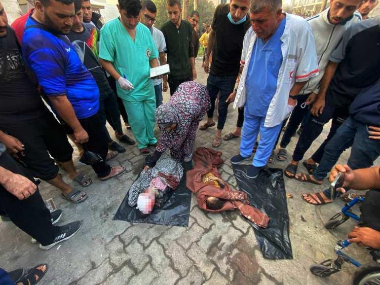 <p>Hastanenin etrafında yaralılar var, tıbbi bakım arıyorlar, onları içeri alamıyoruz. Ayrıca hastalara saldıran bir keskin nişancı var. Sıkılan kurşunlarla yaralananlar var, üçünü ameliyat ettik. Durum çok kötü, insanlık dışı. Burası kapalı bir bölge, kimsenin bizden <a href="https://www.haber7.com/" target="_blank">haber</a>i yok. İnternet bağlantımız yok, şimdi beni aramayı başardınız, belki bana tekrar ulaşana kadar 10 kez deneyeceksiniz” ifadelerini kullandı.</p>